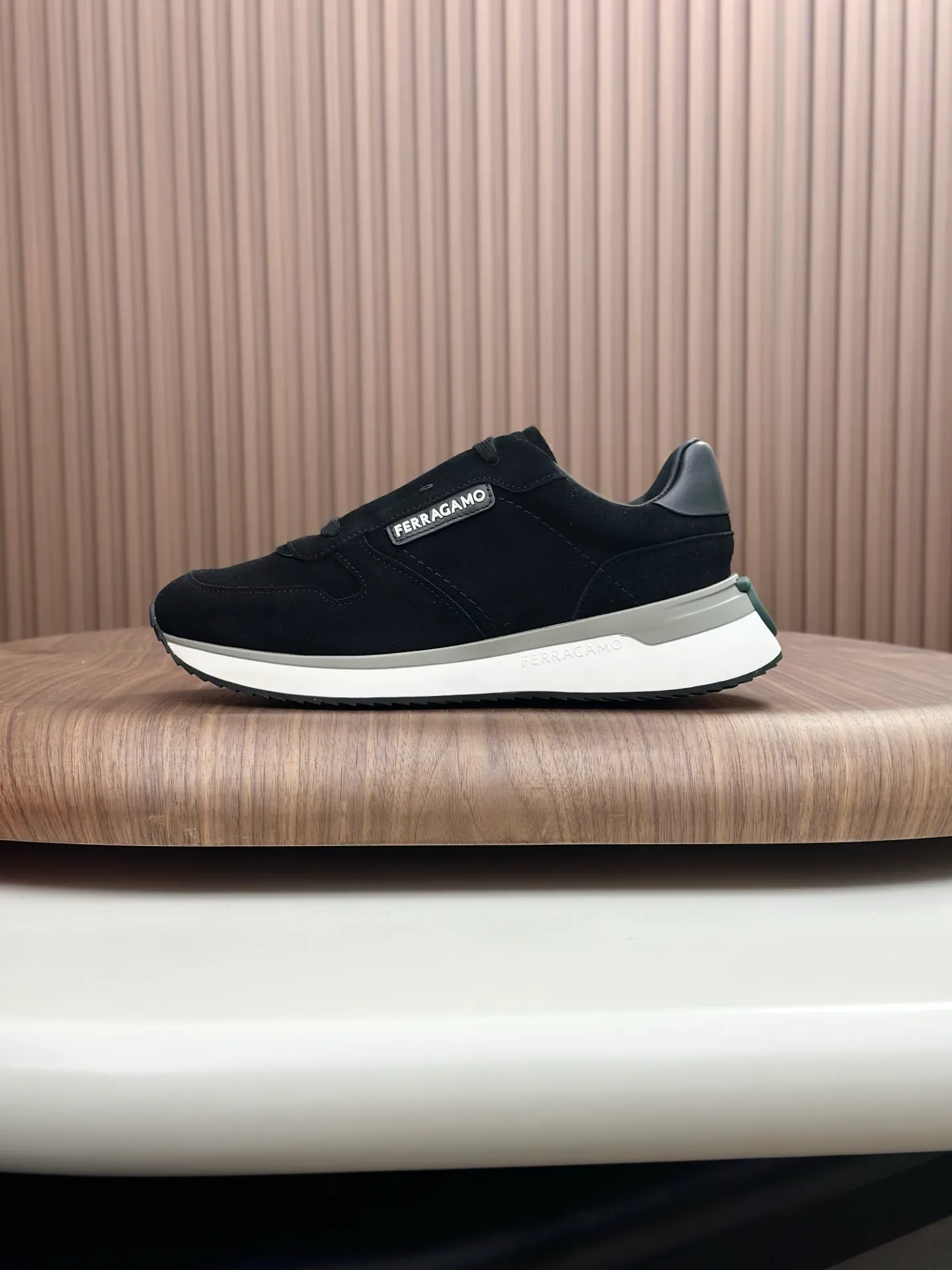 [Ferragamo] Top P: 820💰 Number of yards: 39~44 (38.45 custom-made, non-refundable) Top purchasing agent 🇮🇹 Ferragamo men's casual shoes series, the counter sells the original configuration at the same time, Italian imported cowhide fabric, high-quality splicing technology, imported water-dyed cow lining , Soles: Original foam soles are specially provided by the original factory, and the original factory follows the order. 🔍High quality can be entered and exited the counter at will. Welcome to compare and synchronize with the counter.